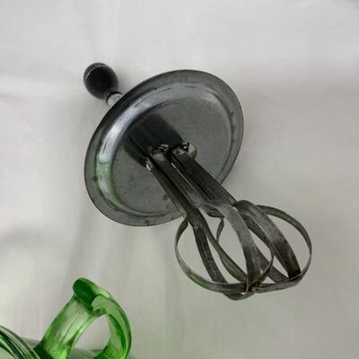 .311. VINTAGE | Green Glass Beater Jar | HandIMaid | Wood Handle