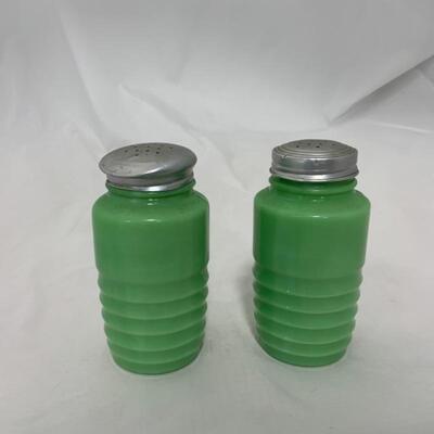 .315. VINTAGE | Jadite Shakers | Pepper & Sugar