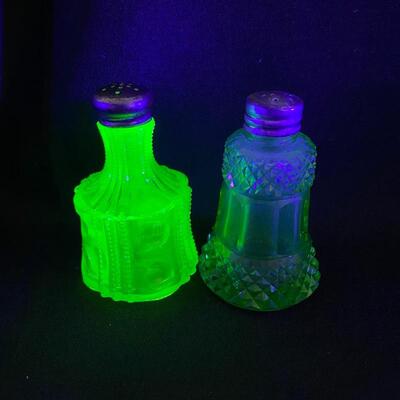 .317. VINTAGE | Mis-Matched Green Depression Shaker Set