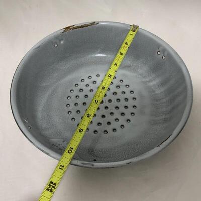 .328. VINTAGE | Graniteware | Ring Molds | Strainer | Cream City