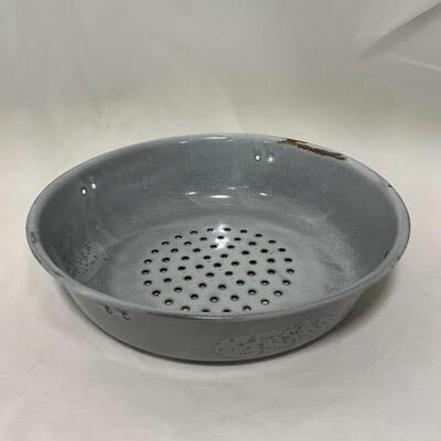 .328. VINTAGE | Graniteware | Ring Molds | Strainer | Cream City