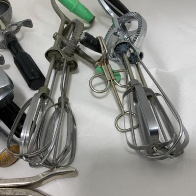 .333. VINTAGE | Kitchen Tools | Beaters | Scoopers