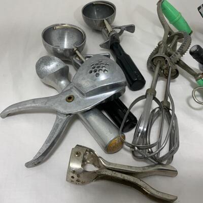 .333. VINTAGE | Kitchen Tools | Beaters | Scoopers