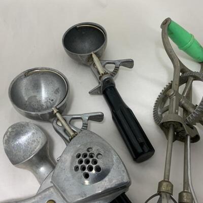 .333. VINTAGE | Kitchen Tools | Beaters | Scoopers