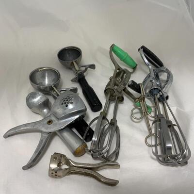 .333. VINTAGE | Kitchen Tools | Beaters | Scoopers