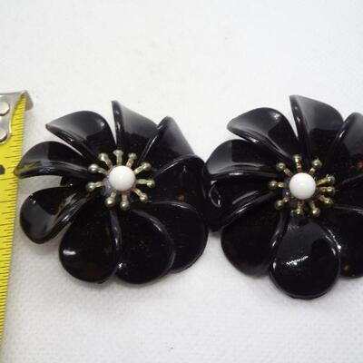 Black & White Plastic Flower Clip Earrings  Mod Flower Power 