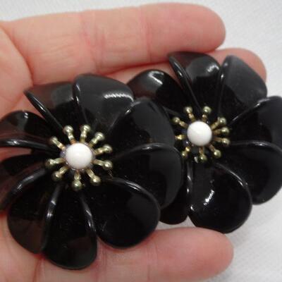 Black & White Plastic Flower Clip Earrings  Mod Flower Power 