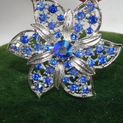 Silver tone Sapphire Blue Rhinestone Spring Time Flower Brooch 