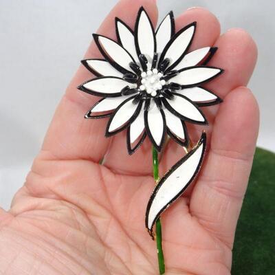 Classic Trifari Black & White Metal Daisy Flower Pin 