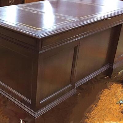 AMAZING Traditional Classic Mahogany Executive Desk by Sligh