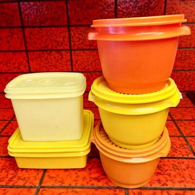 LOT 301  VINTAGE TUPPERWARE GROUP 70s COLORS