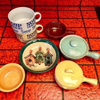 LOT 303  VINTAGE GROUP OF KITCHEN POTTERY