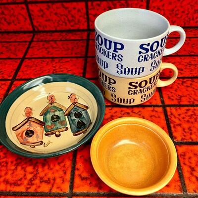 LOT 303  VINTAGE GROUP OF KITCHEN POTTERY