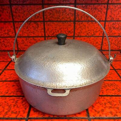 LOT 304  VINTAGE CAST ALUMINUM COOKING POT & LID