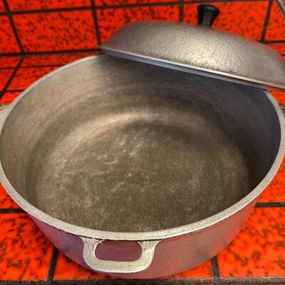 LOT 304  VINTAGE CAST ALUMINUM COOKING POT & LID