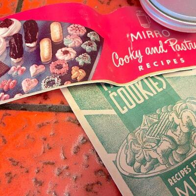 LOT 305  VINTAGE MIRRO COOKY PRESS & BETTY FURNESS THERMOMETER SET 