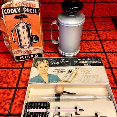 LOT 305  VINTAGE MIRRO COOKY PRESS & BETTY FURNESS THERMOMETER SET 