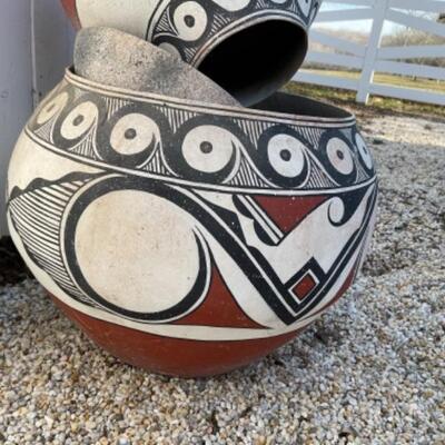 B565 Signed Pueblo Indian Pottery Fountain 