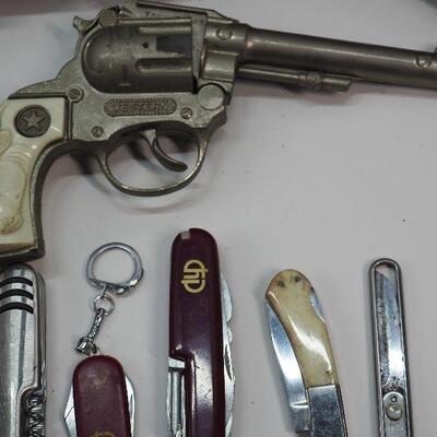 Lot 103 Military Duffel bag and 6 pocket knives, 1 vintage Western cap gun