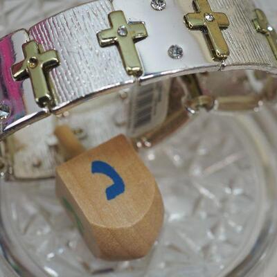 Lot 104 Jewelry and collectibles