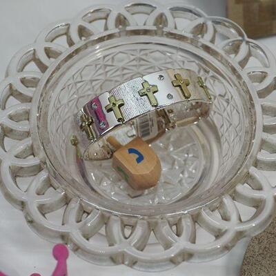 Lot 104 Jewelry and collectibles