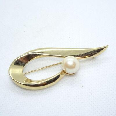 Signed Swirl Gold Tone Pearl Brooch 