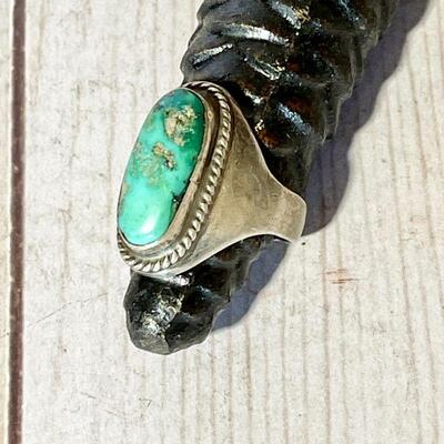 Lot 35  Vintage Native American Jewelry Men's Silver & Turquoise Ring 