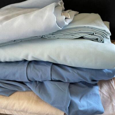23: Vintage Handmade Quilt and Full Sheets