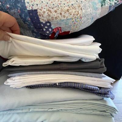 23: Vintage Handmade Quilt and Full Sheets
