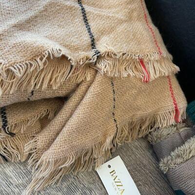 24: Hats, Scarves & Gloves