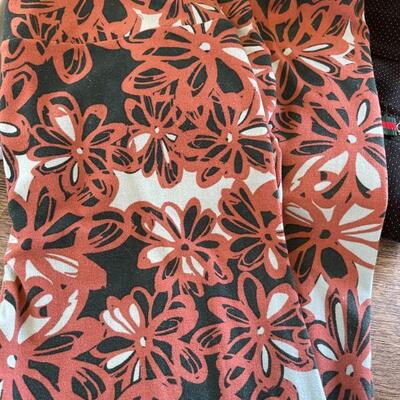 27: 4 Pair Size 4/Small Leggings