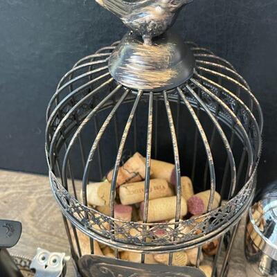 33: Collection of Wine DÃ©cor