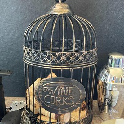 33: Collection of Wine DÃ©cor
