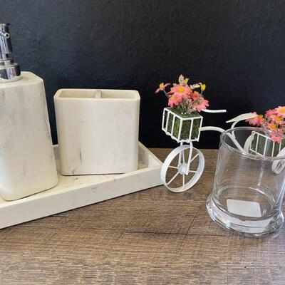 34: Bathroom Set with DÃ©cor