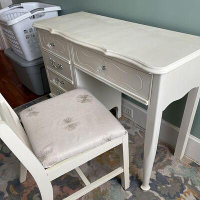 60: Vanity/Desk with Chair
