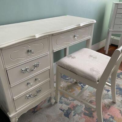 60: Vanity/Desk with Chair