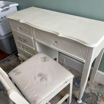 60: Vanity/Desk with Chair