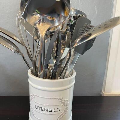 63: Utensil Set and Fruit Basket
