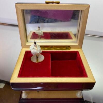 Lovely Lacquer Vintage Swiss REUGE Jewelry Music Box with spinning ballerina