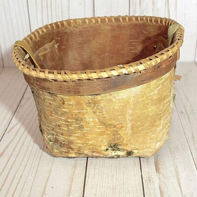 Lot 71  Native American Ojibway Birch Bark Basket 