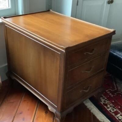 2055 Two Drawer Mahogany End Table By Goldsmithâ€™s 