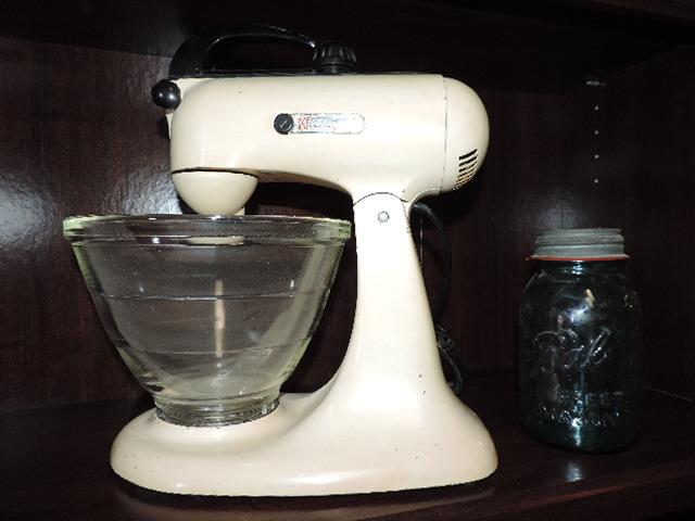 Sold at Auction: VINTAGE CLASSIC KitchenAid STAND MIXER