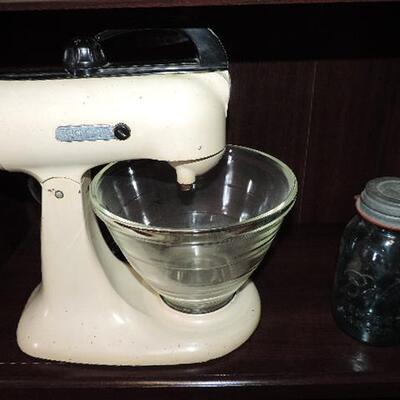 Vintage 1962ish Kitchen Aid stand mixer. Works great and came with