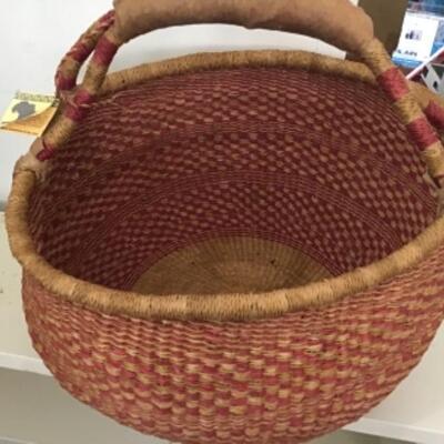 ROUND RED/BEIGE INTERTWINED BASKET WITH HANDLE