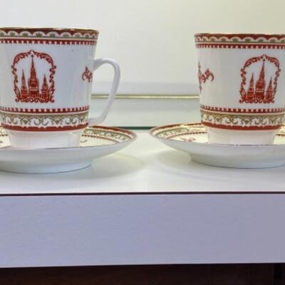 Imperial Russsian USSR Lomonosov Porcelain Pair Tea Cups / Saucers with Palace