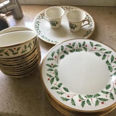 LENOX 10 HOLIDAY PLATES, BOWLS AND TEACUPS