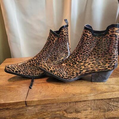 Size 8 women's rubber boots