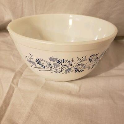 Lot #15  Vintage Pyrex bowl, white w/blue cornflowers 1-1/2 qt.