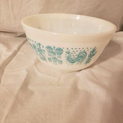 LOT #16. Vintage Pyrex bowl white with aqua PA Dutch scene, 1-1/2 quart