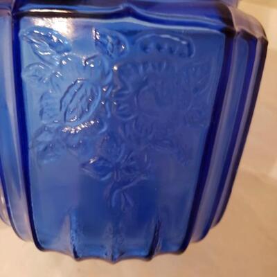 LOT #23. Cobalt Blue Lot B - depression glass square covered biscuit jar, 4 Pyrex custard cups, and blue & gold vase